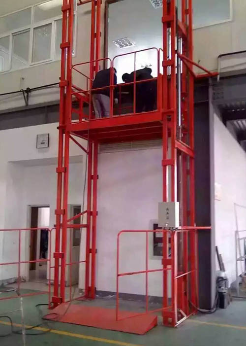 導(dǎo)軌式升降機(jī)